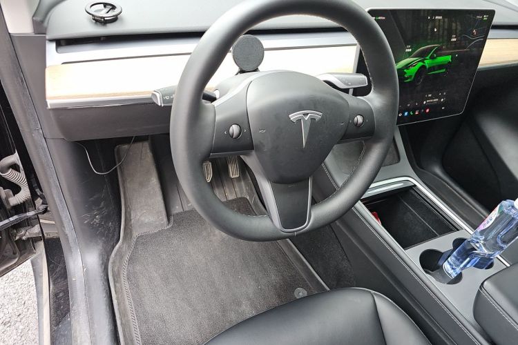 Tesla Model Y 2022 car image #11