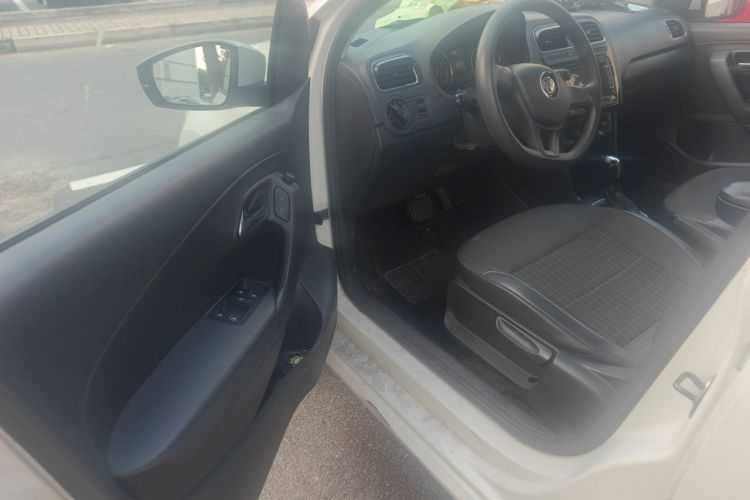 Volkswagen Polo 2016 car image #9