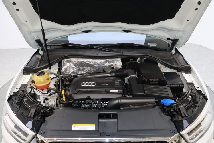 Audi Q3 2018 car image #19