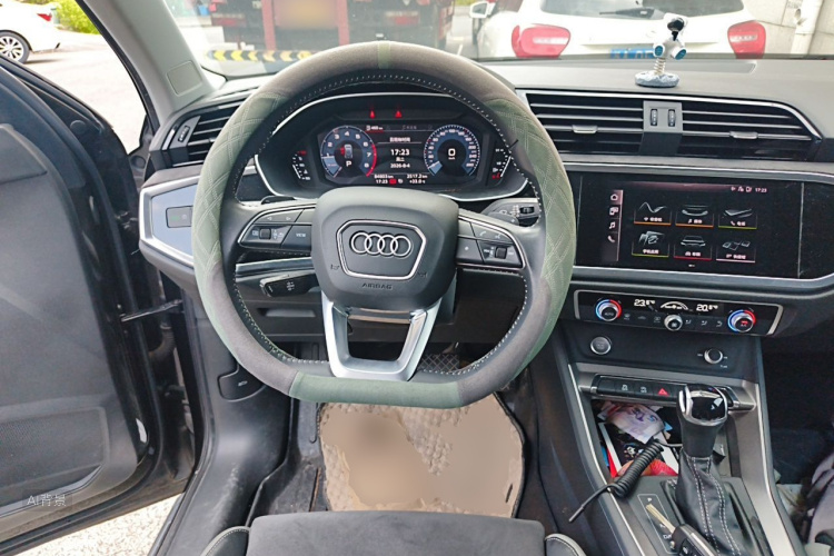Audi Q3 2020 car image #12