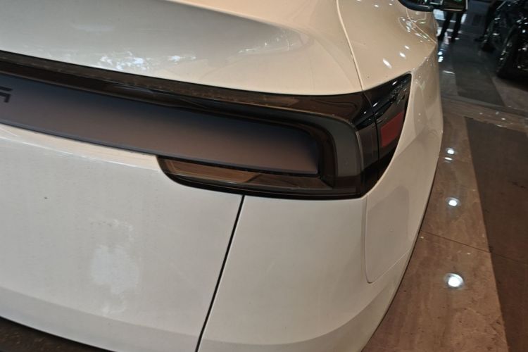 Tesla Model Y 2026 #8 Tesla Model Y 2026 car image #8