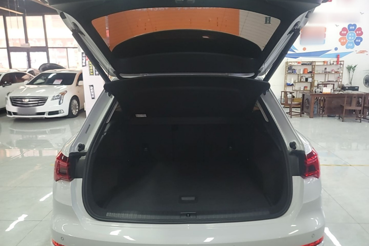 Audi Q3 2020 car image #19