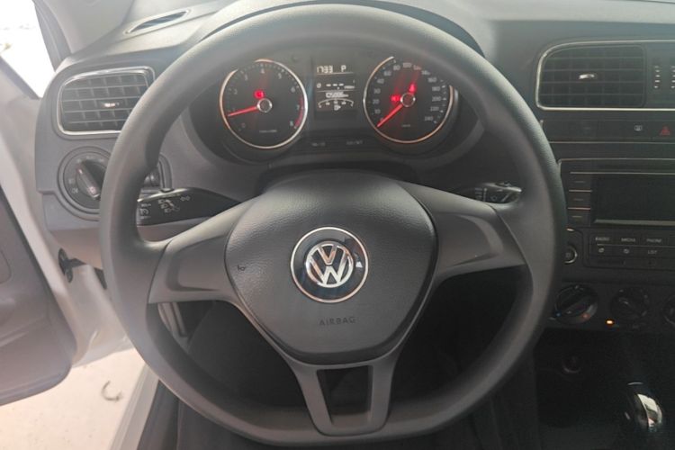 Volkswagen Polo 2015 car image #11