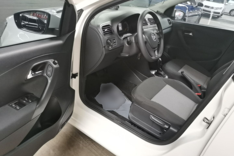 Volkswagen Polo 2017 car image #12