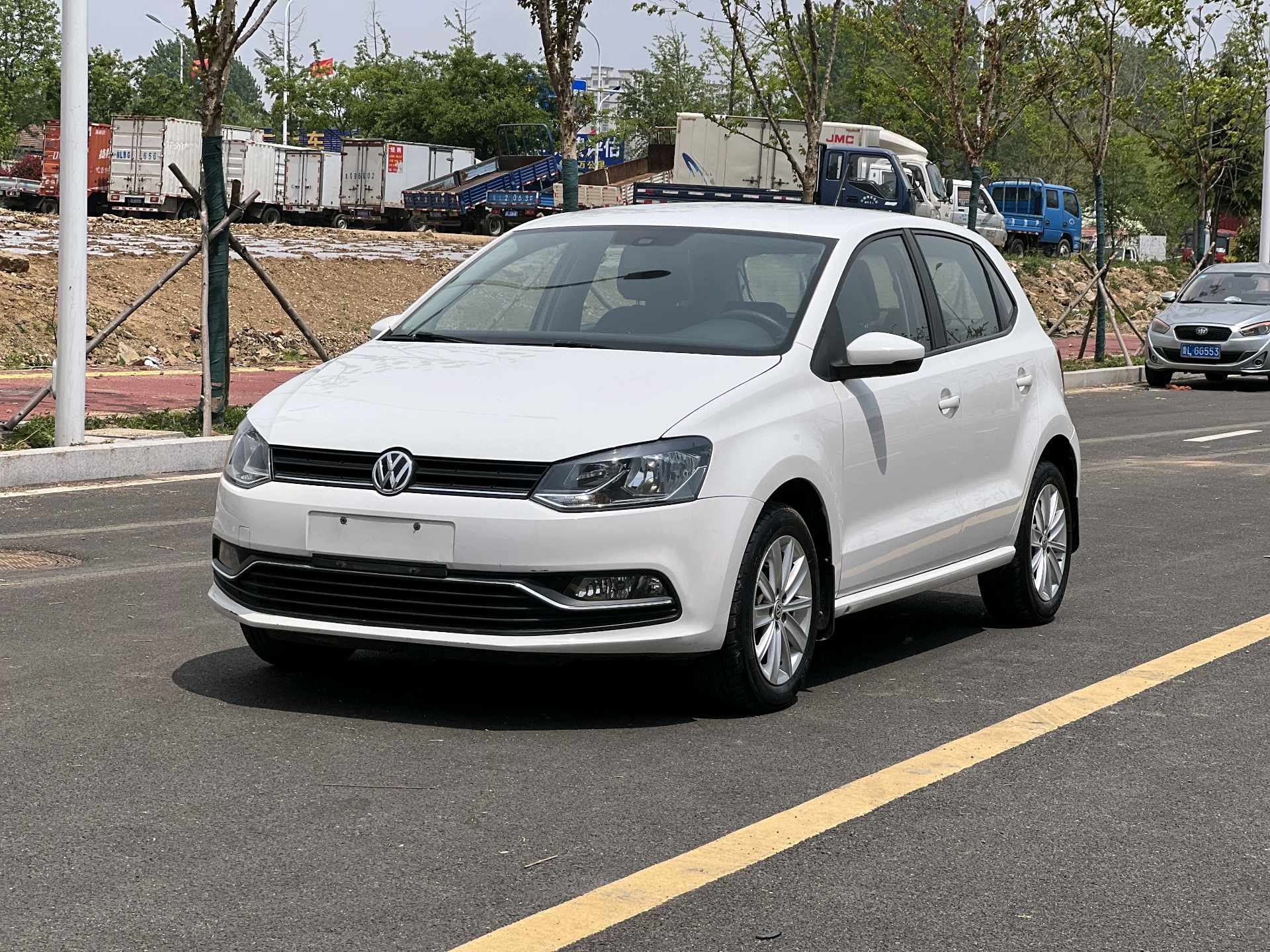 Volkswagen Polo 2015 car image 