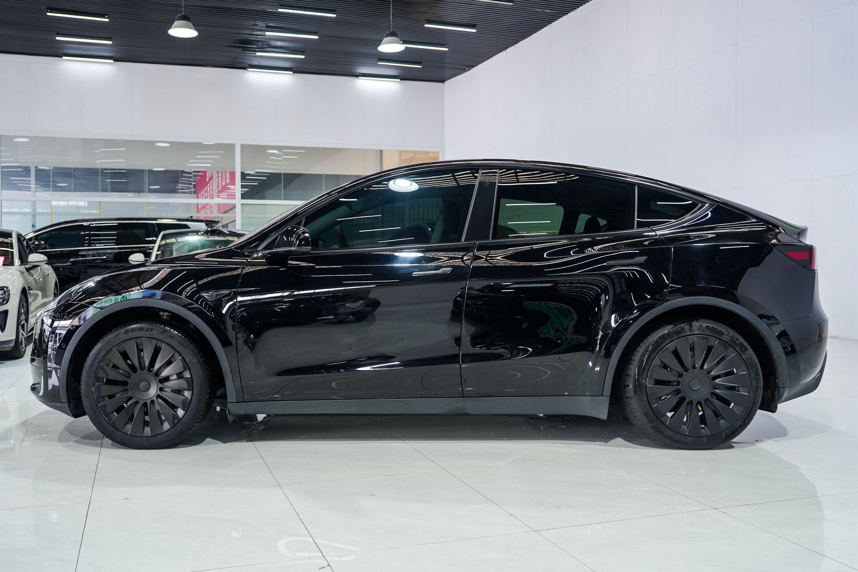Tesla Model Y 2023 car image #4
