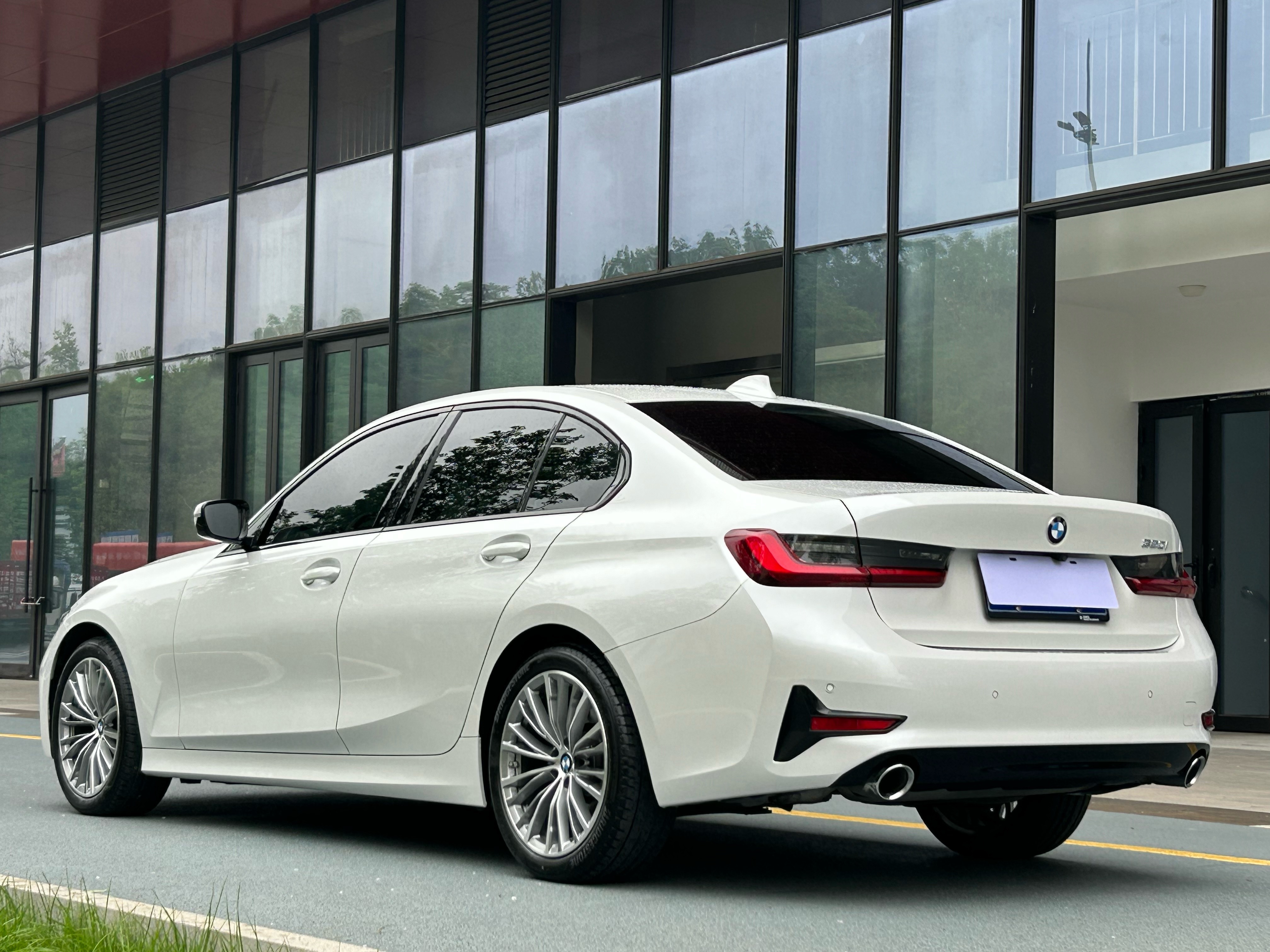 BMW 3 Series 2022 car image #19
