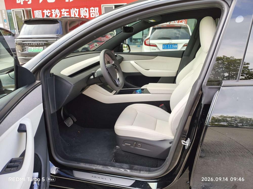 Tesla Model Y 2026 immagine di auto #9