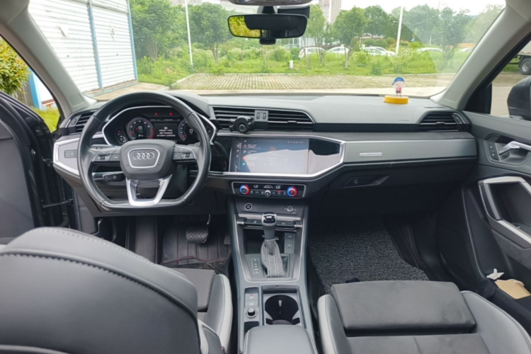Audi Q3 2022 car image #10