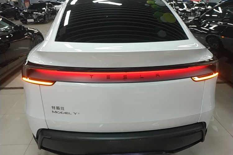 Tesla Model Y 2025 #6 Tesla Model Y 2025 car image #6