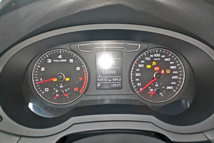 Audi Q3 2018 car image #12