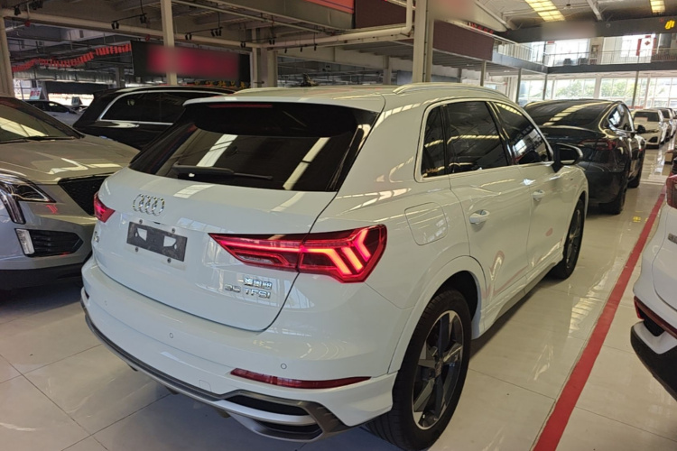 Audi Q3 2020 car image #5