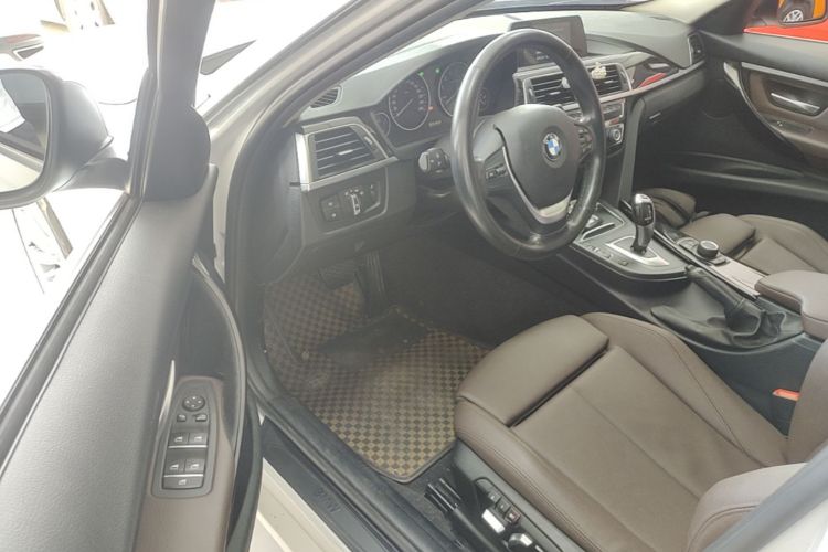 BMW 3 Series 2018 car image #16