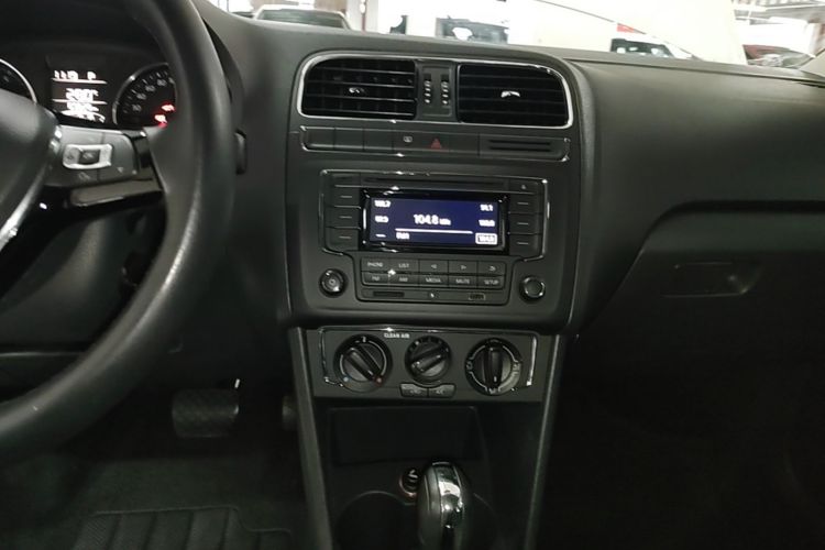 Volkswagen Polo 2017 car image #13