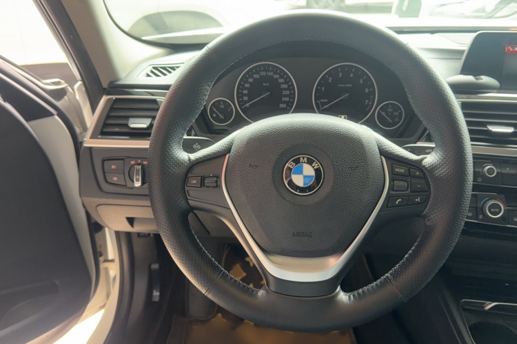 BMW 3 Series 2018 car image #14