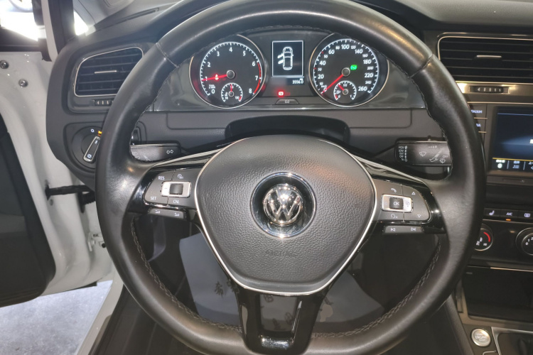 Volkswagen Golf 2017 car image #11