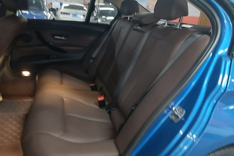BMW 3 Series 2019 car image #17