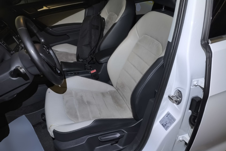Volkswagen Golf 2017 car image #15