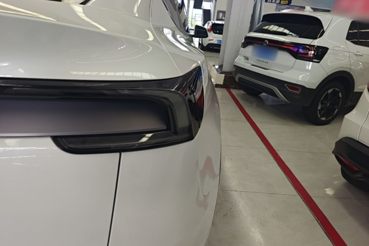 Tesla Model Y 2025 #8 Tesla Model Y 2025 car image #8