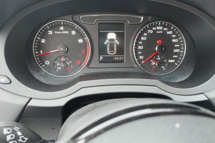 Audi Q3 2016 car image #13