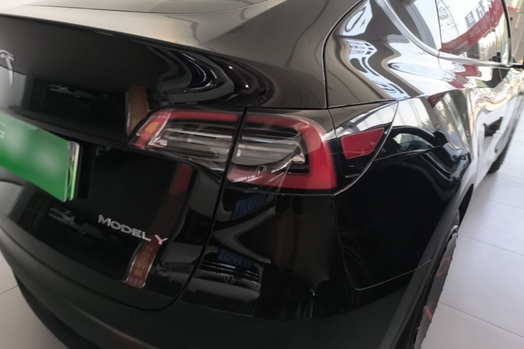 Tesla Model Y 2023 car image #8