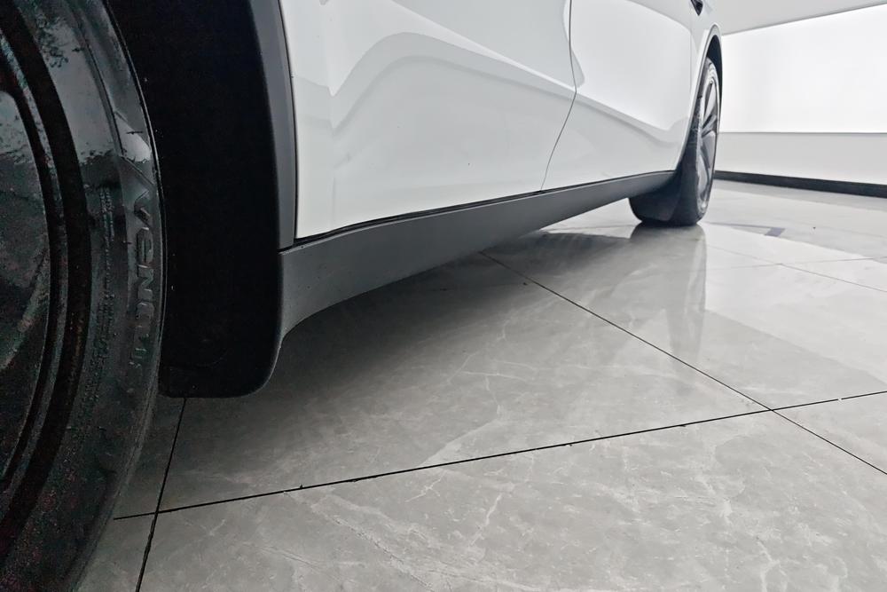 Tesla Model Y 2025 car image #8