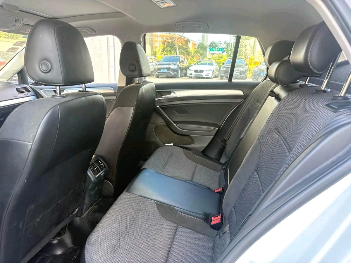 Volkswagen Golf 2018 car image #3