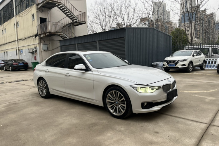 BMW 3 Series 2018 car image #11