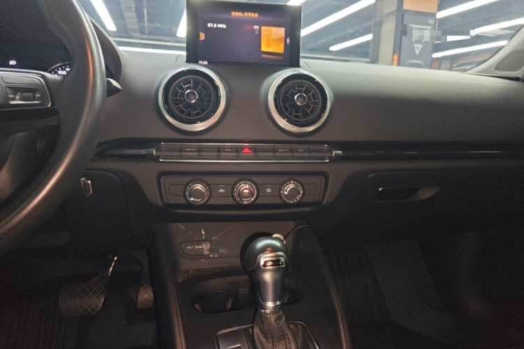 Audi A3 2018 car image #13