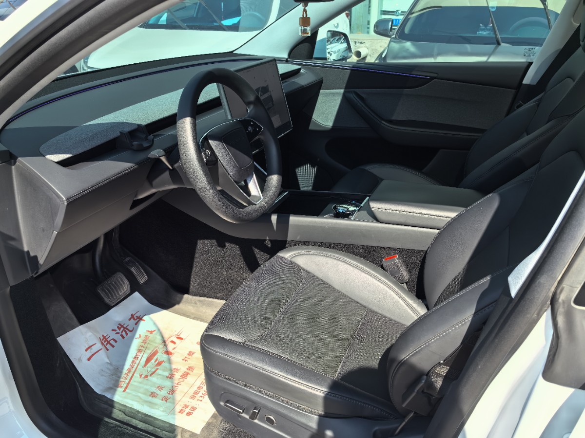 Tesla Model Y 2025 #5 Tesla Model Y 2025 car image #5