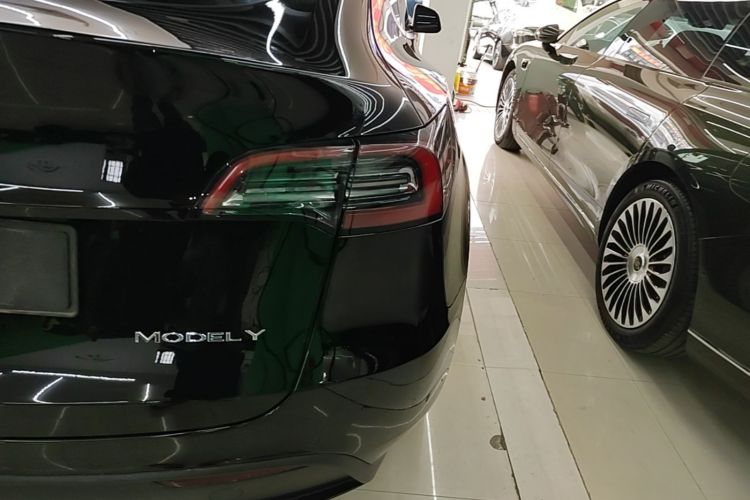 Tesla Model Y 2023 car image #8