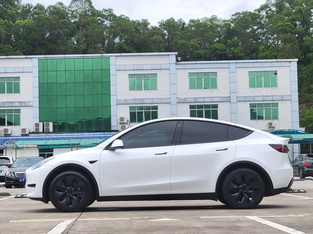 Tesla Model Y 2023 #4 Tesla Model Y 2023 car image #4