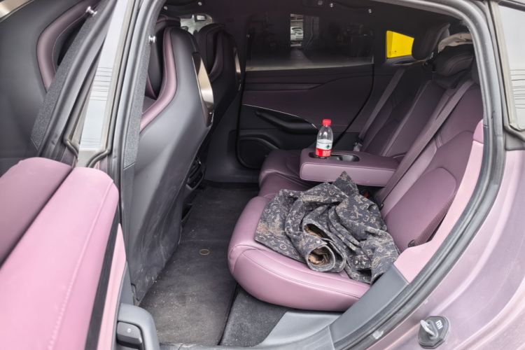 MI SU7 2025 immagine di auto #13