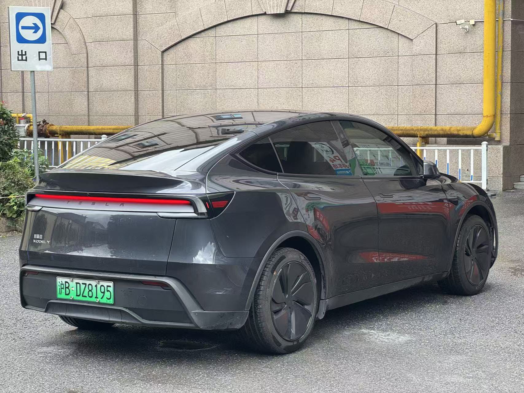 Tesla Model Y 2025 immagine di auto #6