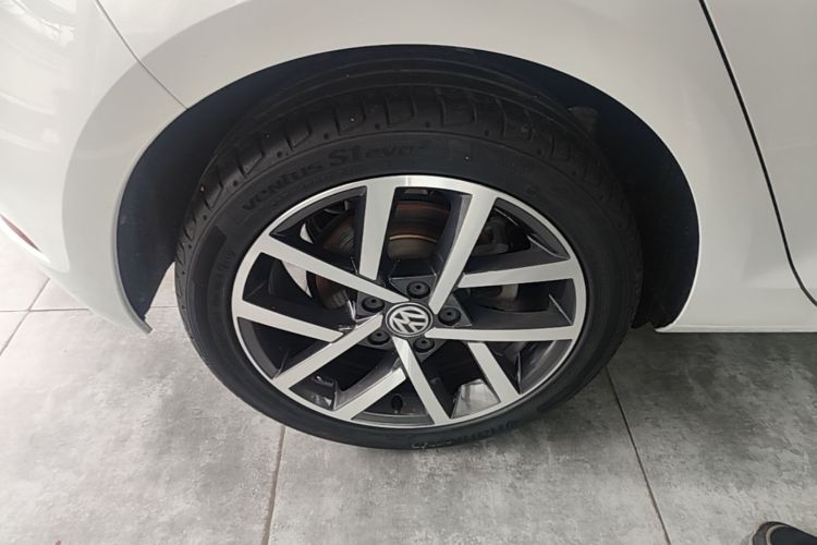 Volkswagen Golf 2018 car image #5
