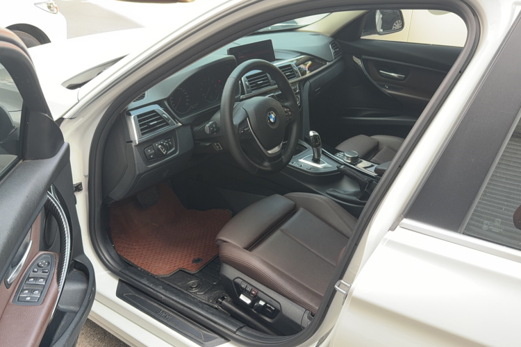 BMW 3 Series 2019 car image #11