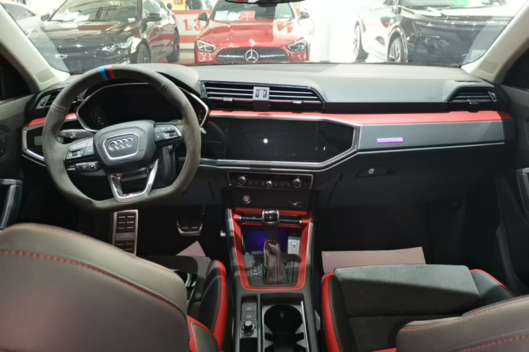 Audi Q3 2020 car image #10