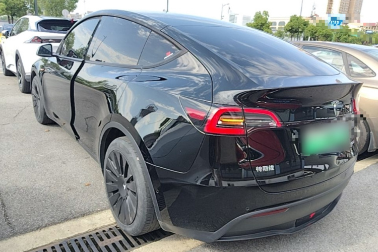 Tesla Model Y 2022 immagine di auto #7