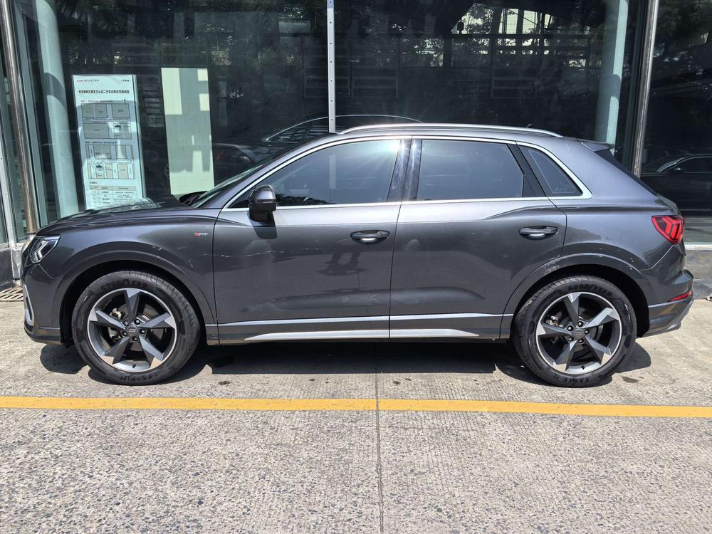 Audi Q3 2019 car image #2