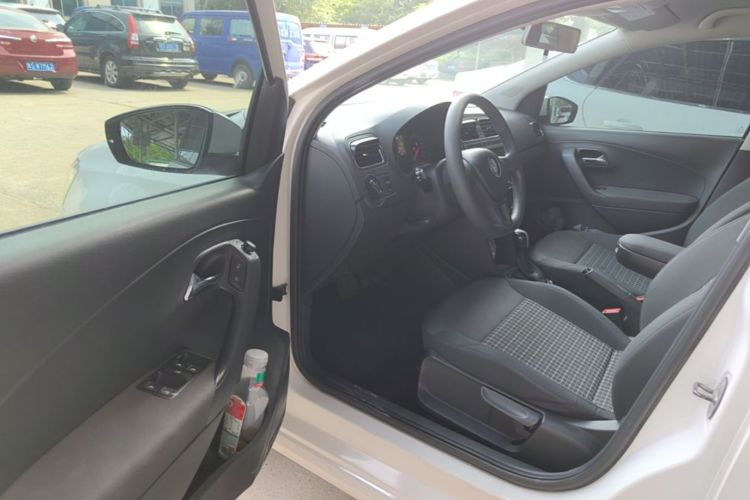 Volkswagen Polo 2015 car image #16