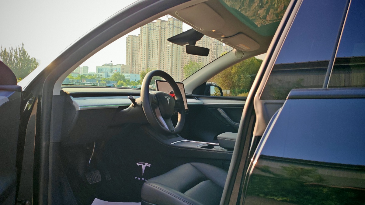 Tesla Model Y 2024 #2 Tesla Model Y 2024 car image #2