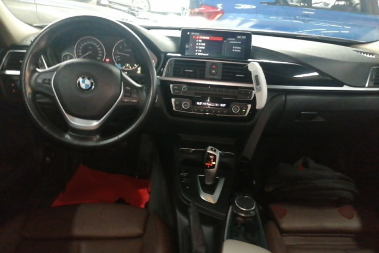 BMW 3 Series 2019 car image #11