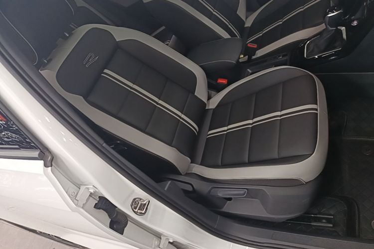 Volkswagen T-Roc 2024 car image #24