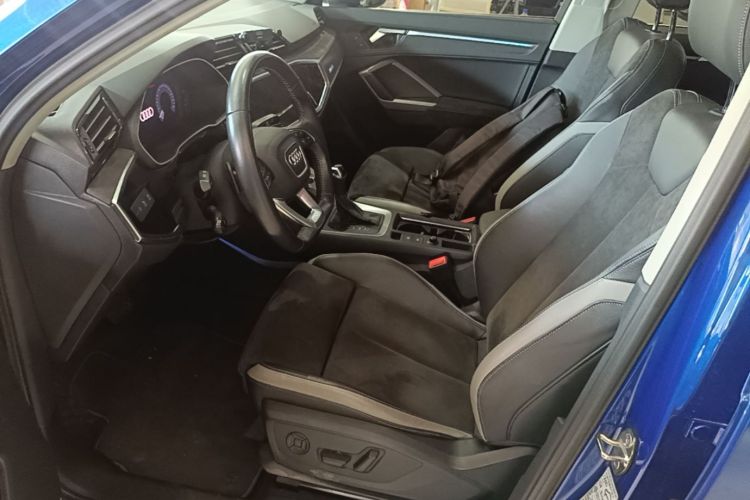 Audi Q3 2019 car image #15