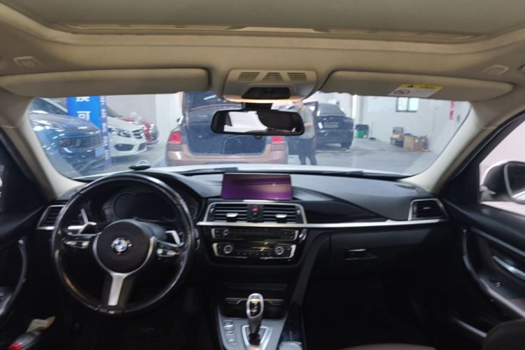 BMW 3 Series 2019 car image #18