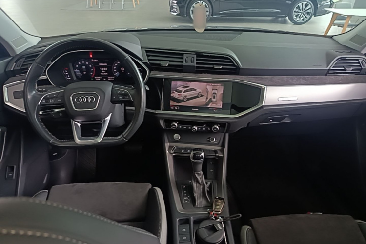 Audi Q3 2020 car image #10