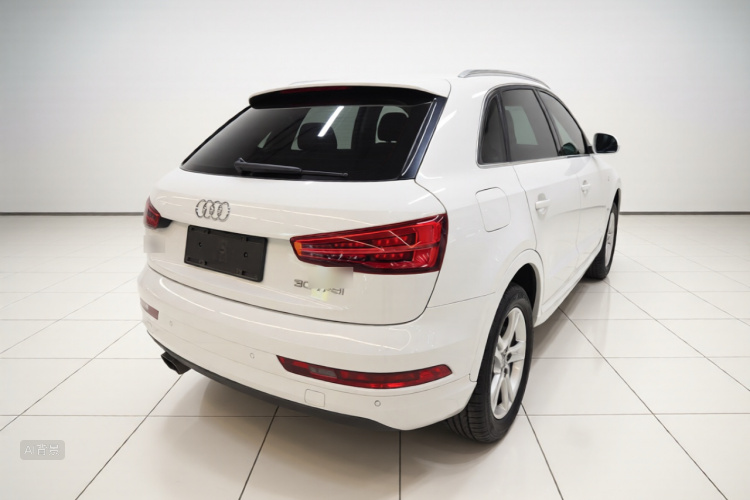 Audi Q3 2018 car image #7