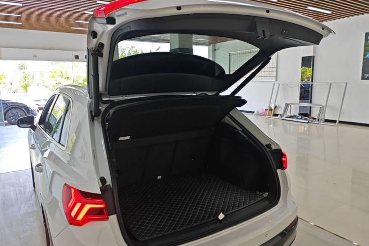 Audi Q3 2021 car image #19