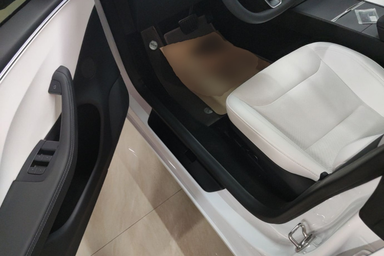 Tesla Model 3 2024 car image #16