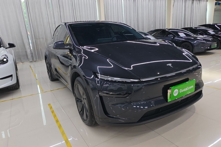 Tesla Model Y 2025 #4 Tesla Model Y 2025 car image #4